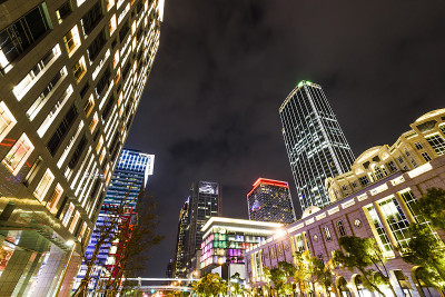台北,台湾。信义区夜间街景、市景。