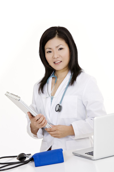 亚洲女医生或护士手持医用垫