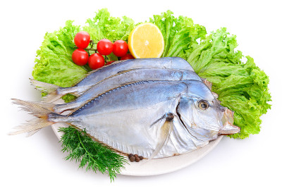 在一个大浅盘上的Selene settapinnis