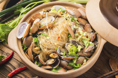 中国食物:蛤蜊和粉丝砂锅