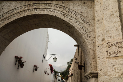 秘鲁，阿雷基帕:Yanahuara belvedere。著名的街景