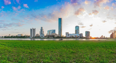 日落时分的叶卡捷琳堡市中心全景