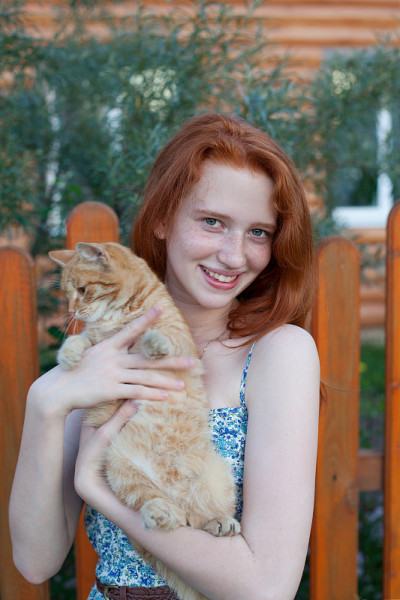 快乐微笑红发少女与小猫猫小猫