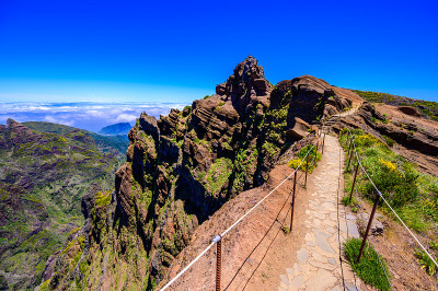 美丽的徒步旅行路线从Pico do ariiro到Pico Ruivo，马德拉岛。步道PR1 - V