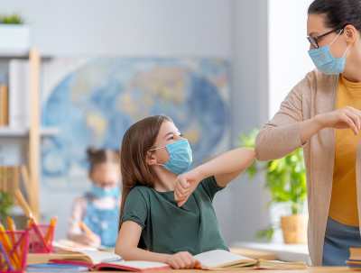 孩子们戴着口罩在课堂上学习