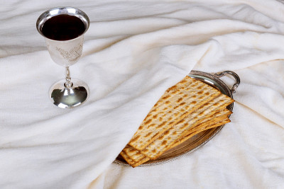 Matzot，红酒和银盘子