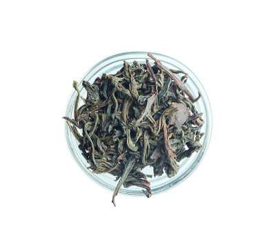 绿乌龙茶在小玻璃碗。孤立的