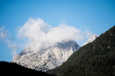 清晨，从密特瓦尔德镇可以看到湿斯坦山的山峰在云中