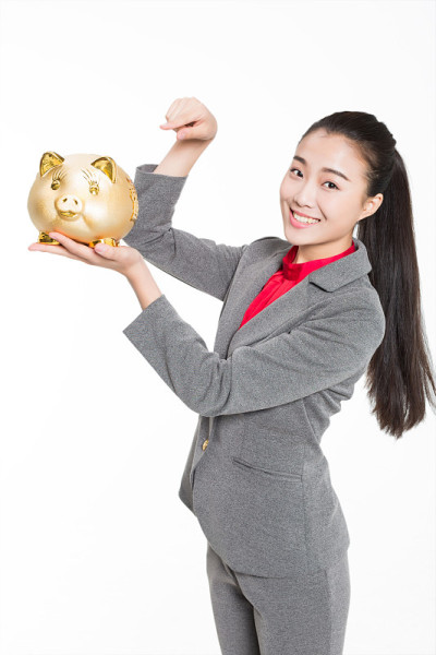 拿着存钱罐的女孩