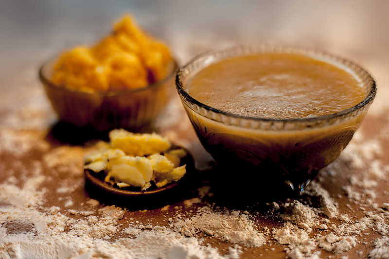 特写印度古吉拉特的流行菜Atte ka sheera或Halwa-Karah parshad在一个玻