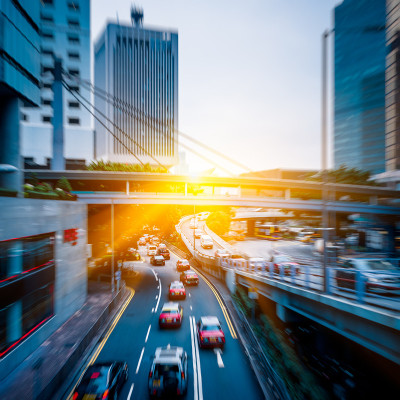 具有城市景观的城市交通道路