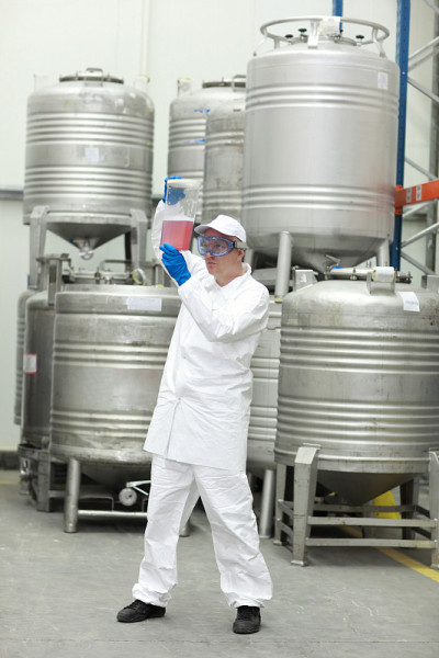 技术人员检查塑料容器中的探针