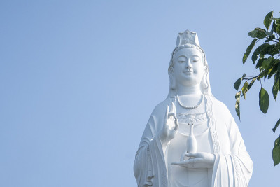 岘港大佛位于岘港松特半岛的林翁塔，距离美溪海滩9公里，或距离岘港市中心14公里。