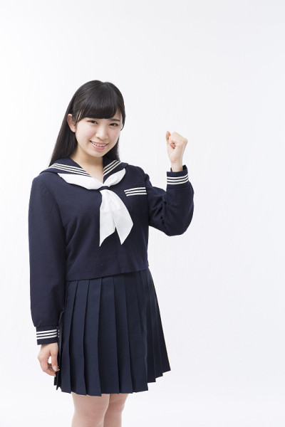 一个穿着水手服的女生