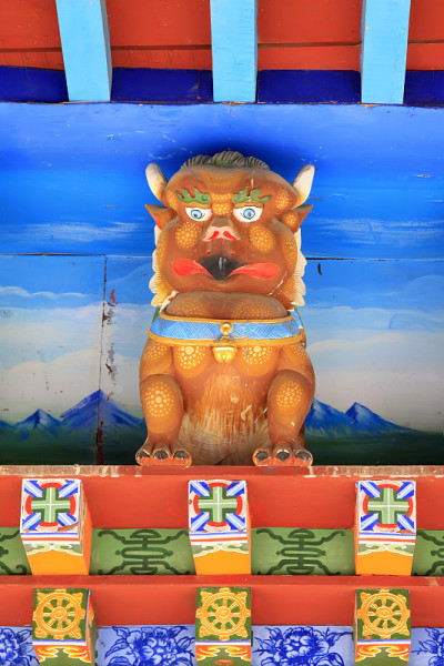 动物造型彩绘装饰在一座寺庙，特写照片