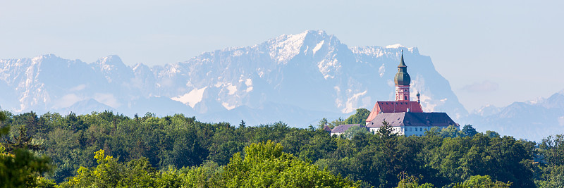全景图andech修道院和Zugspitze山。
