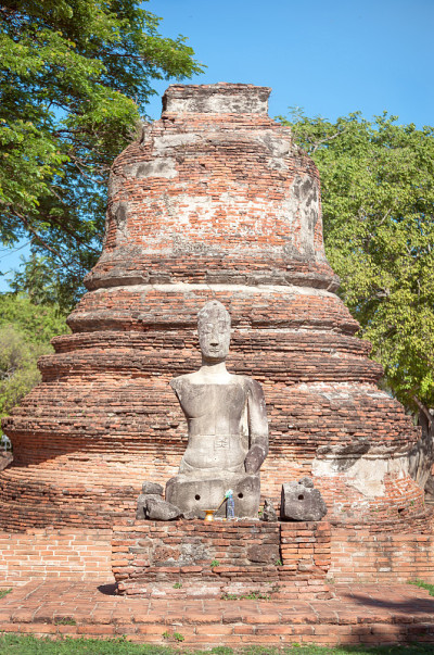 泰国，大城府，佛寺，受损的佛像和切地