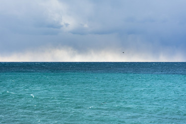 美丽的黑海广阔的风景在一个多云的一天暴风雨前。