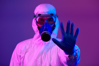 医生在冠状病毒感染后穿着生物防护服和口罩