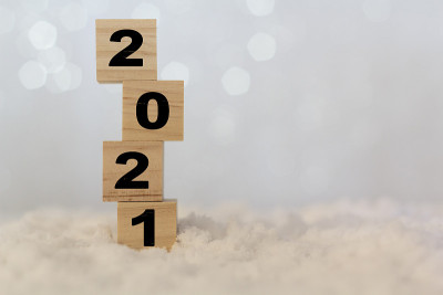 2021年新年，桌上放着雪