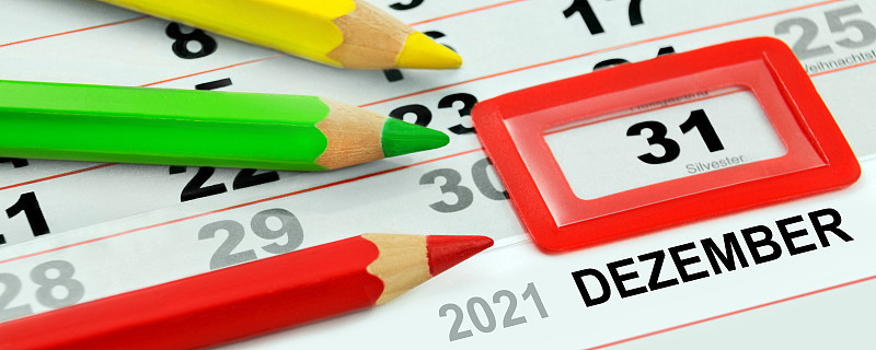 德国日历2021年除夕12月31日和3支象征性铅笔红绿黄