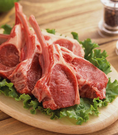 生的羔羊肉
