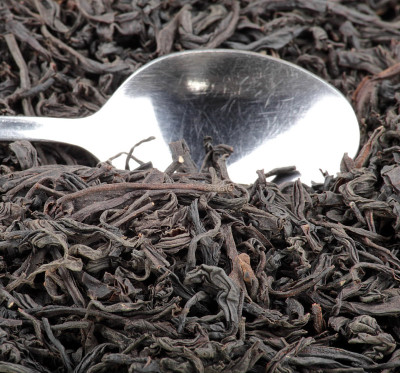 黑色t恤和茶匙