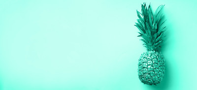 创造性的布局。金凤梨薄荷背景与拷贝空间。前视图。热带平。异国情调的食品的概念。横幅。时尚的绿色和绿松