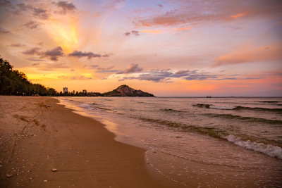 Suan Son Pradipat海滩日落在Prachuap Khiri汗，泰国