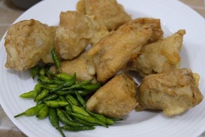 特写:盘子里的油炸蔬菜豆腐。