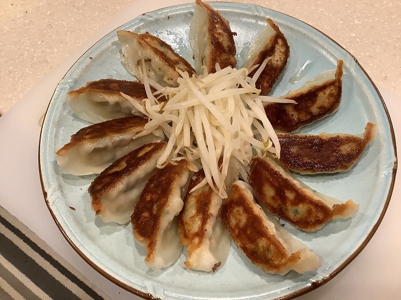 以豆芽为中心的滨松煎饺和环翅饺子为特色