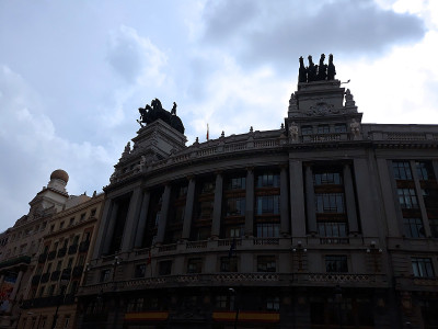 西班牙马德里Alcala大街上的马。欧洲。以前是BBVA大厦或毕尔巴鄂银行大厦。