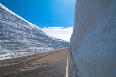 山黑袍高山径雪山墙