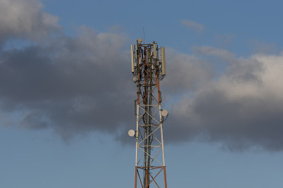 4G和5G蜂窝通信塔。宏基站。