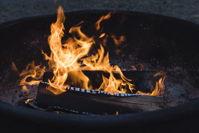 营地里的火坑着火了