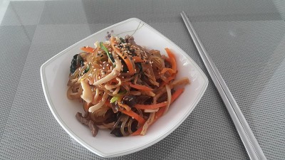 韩国料理在韩国宴会上制作和食用的食物“Japchae”