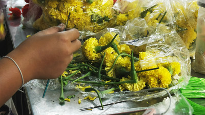 花商正在制作一个花环在sri maha mariamman寺庙在曼谷