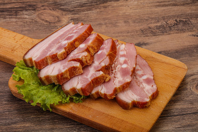 美味的烟熏猪肉片