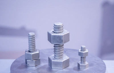 物体由金属粉末在金属3d打印机上打印。
