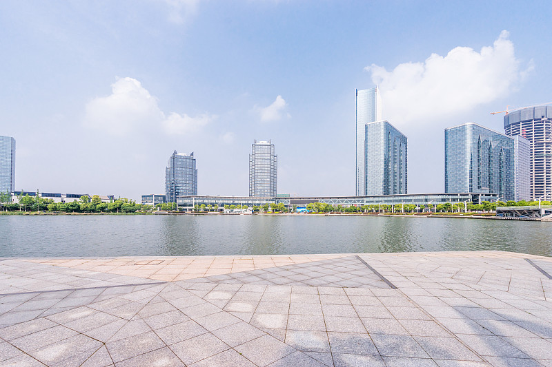 现代城市的现代建筑靠近水