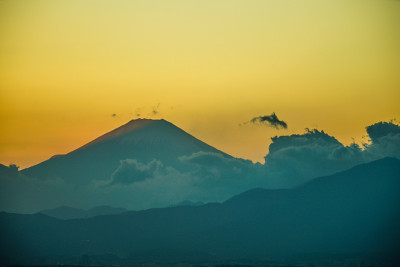 黄昏和从横滨地标塔可以看到的富士山