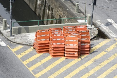 在城市街道上的交通封锁橙色锥形堆栈