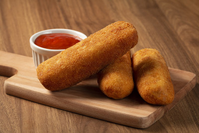 炸Risol或Risol。以奶酪和火腿填充的Risoles。