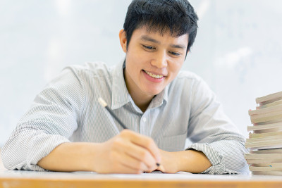 近高中学生手写的答案纸上的选择在课堂概念期末考试测试
