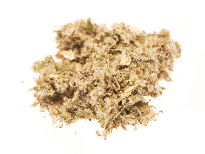 一堆干燥的草药茶孤立在白色的背景