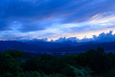 黄昏时日本长野Achi村的景观