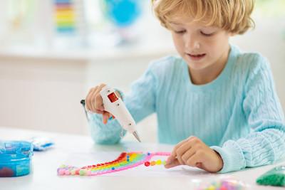 对孩子工艺品。小孩用热胶枪。