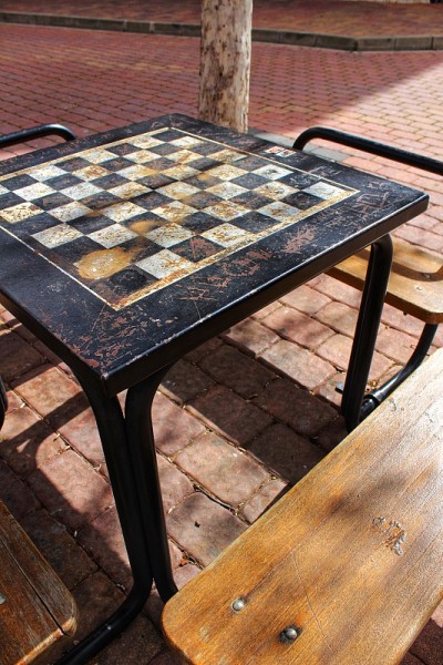 棋盘游戏在街上的木桌上