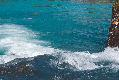 山蓝河在山中。海岩石和绿松石海。沿海岸的海上航行。