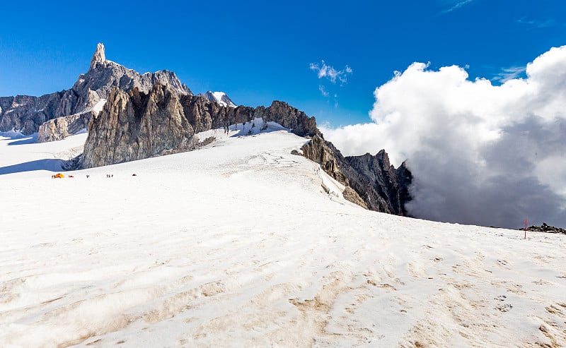 阿尔卑斯山脉山脊山顶冰川景观，勃朗峰地块。